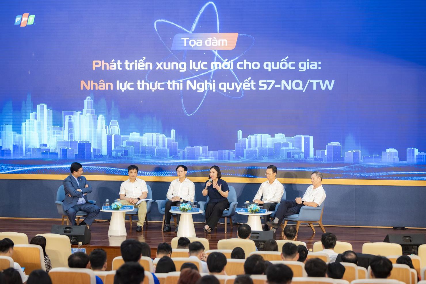 Các chuyên gia tại Diễn đàn “Phát triển xung lực mới cho quốc gia: Nhân lực thực thi nghị quyết 57-NQ/TW”