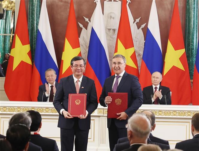 Tổng Bí thư Tô Lâm và Tổng thống Vladimir Putin chứng kiến trao Hiệp định giữa 2 Chính phủ về thành lập và hoạt động của Trung tâm tiếng Nga mang tên Pushkin. Ảnh: TTXVN. 