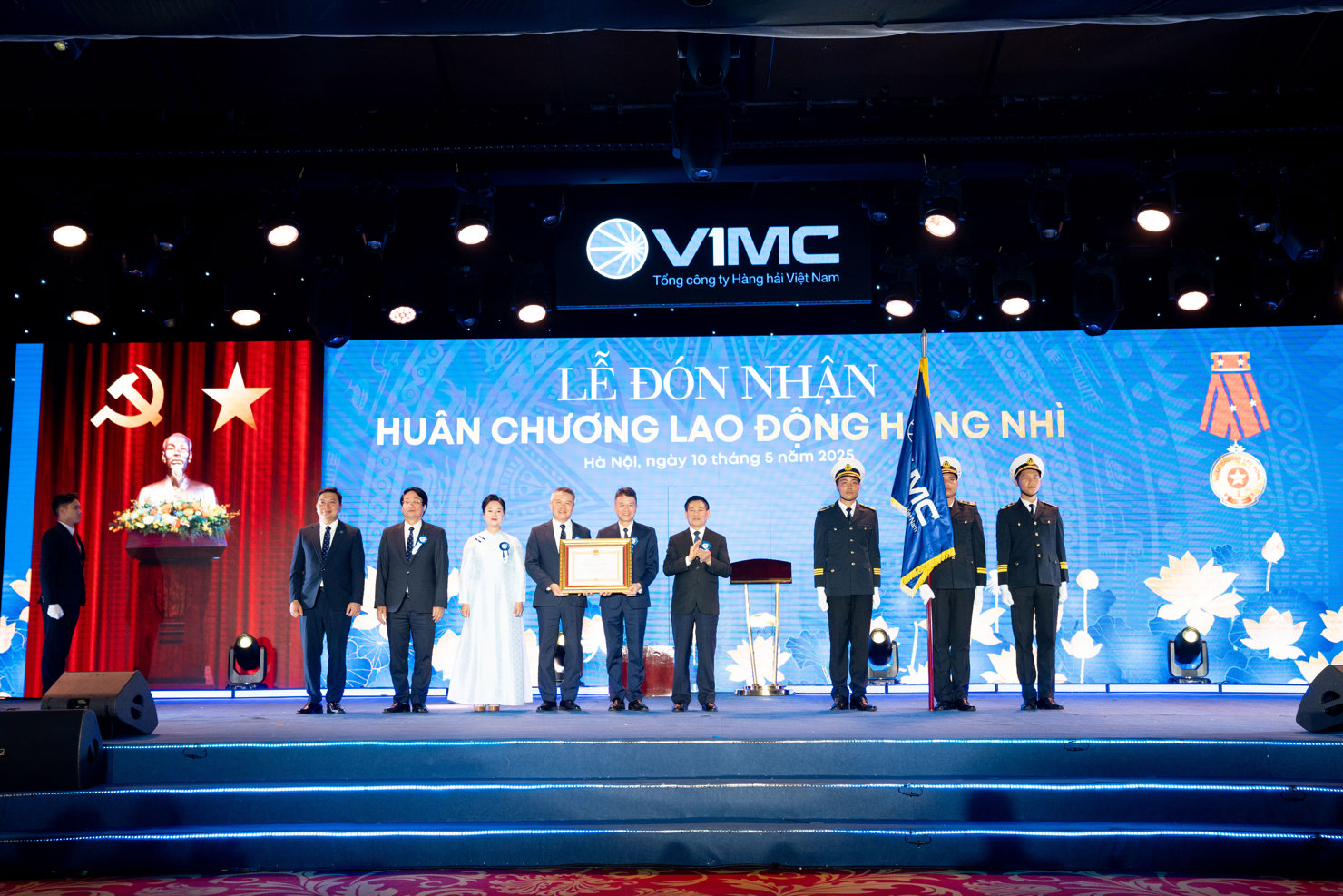 Phó Thủ tướng Hồ Đức Phớc trao Huân chương Lao động hạng Nhì cho Tổng công ty Hàng hải Việt Nam.