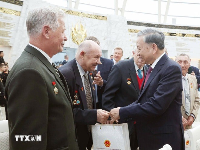 Tổng Bí thư Tô Lâm thăm hỏi, tặng quà cho cựu quân nhân Belarus từng có đóng góp nổi bật cho Việt bongdaso danh sách các trận đấu. (Ảnh: Thống Nhất/TTXVN). 