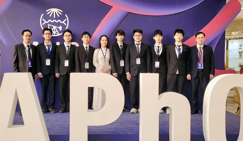 Từ trái qua phải: PGS.TS Đặng Đức Vượng, Phó Trưởng đoàn; em Trần Lê Thiện Nhân, em Lý Bá Khôi, em Trần Trung Hiếu, em Nguyễn em Ngọc Phương Anh, em Nguyễn Công Vinh, Em Trương Đức Dũng, Em Phan Quang Triết và em Nguyễn Thế Quân; GS.TS Lục Huy Hoàng, Trưởng đoàn.