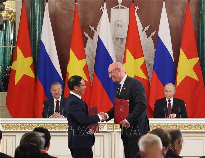 Tổng Bí thư Tô Lâm và Tổng thống Vladimir Putin chứng kiến Phó Thủ tướng, Bộ trưởng Ngoại giao Bùi Thanh Sơn và Phó Thủ tướng bongdaso kèo nhà cái Dmitry Chernyshenko trao Hiệp định về hợp tác trong lĩnh vực dầu khí và Nghị định thư về hoạt động của liên doanh Vietsovpetro và Rusvietpetro. Ảnh: Thống Nhất - TTXVN. 