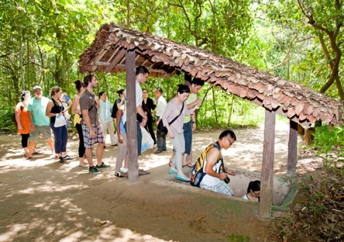 Địa đạo Củ Chi - TP. Hồ Chí Minh, một địa điểm hút khách du lịch quốc tế, đóng góp lớn cho sự phát triển của ngành công nghiệp không khói.