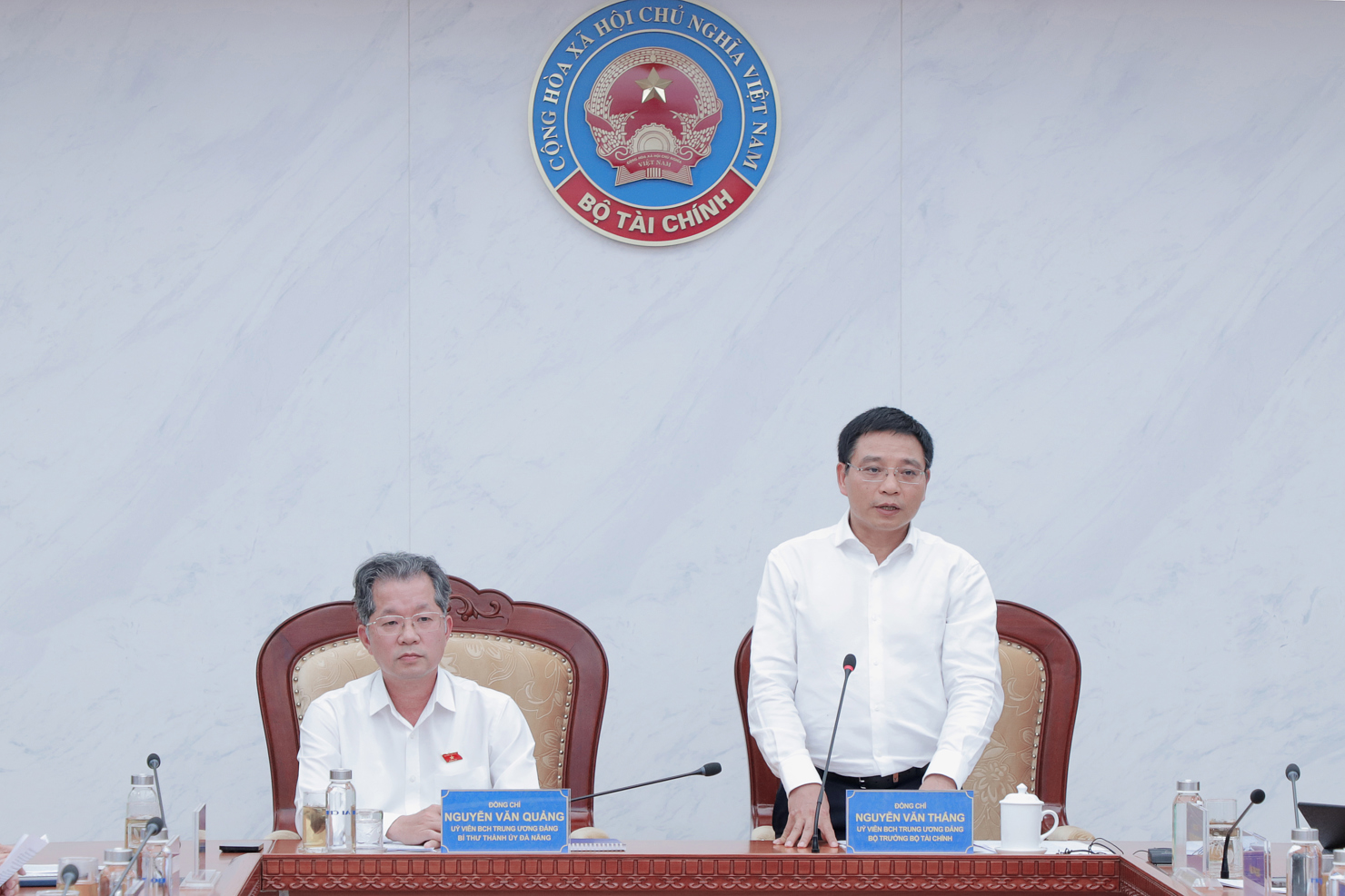 Bộ trưởng Bộ T&agrave;i ch&iacute;nh Nguyễn Văn Thắng ph&aacute;t biểu tại buổi l&agrave;m việc.