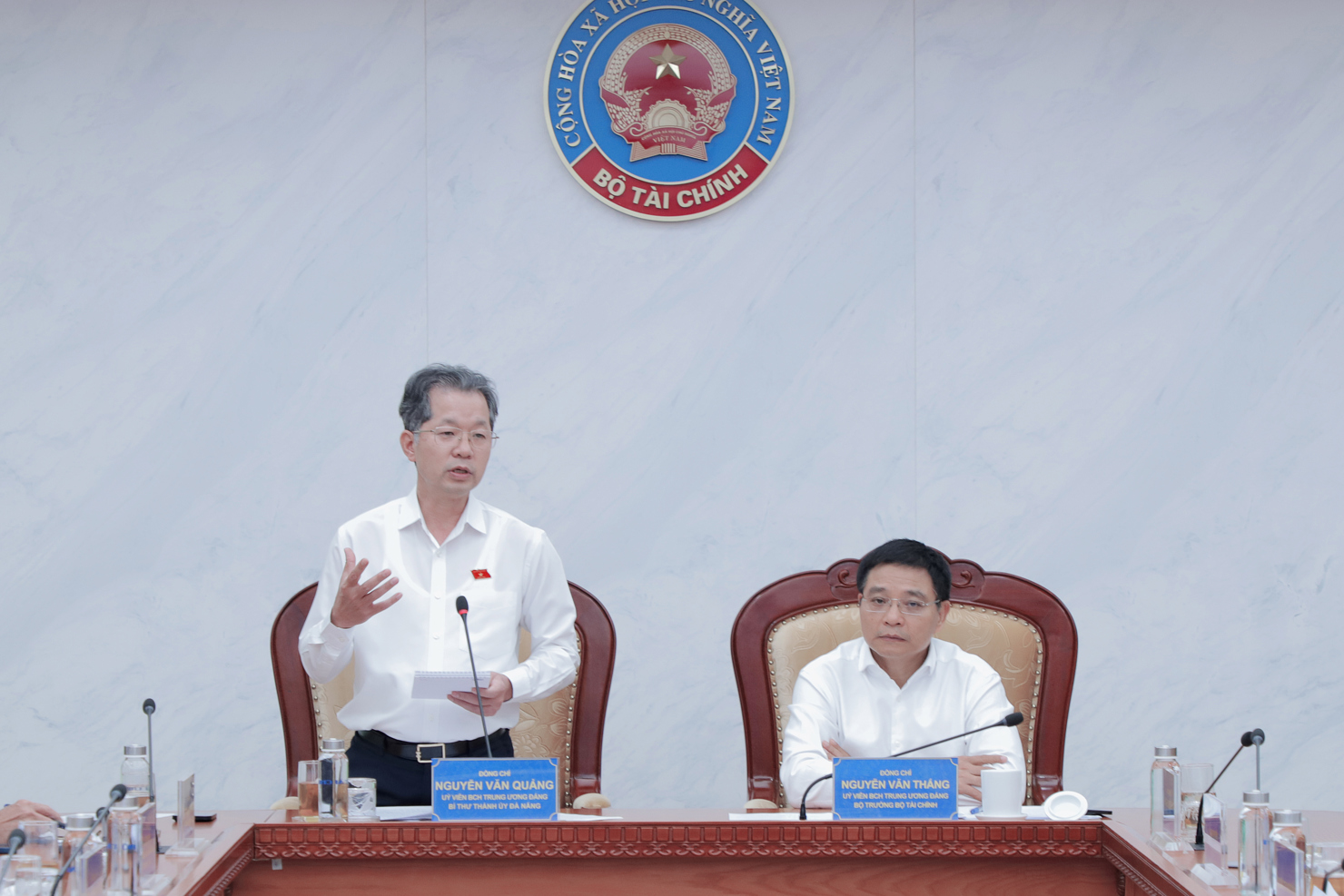 B&iacute; thư Th&agrave;nh ủy Đ&agrave; Nẵng Nguyễn Văn Quảng ph&aacute;t biểu tại buổi l&agrave;m việc.
