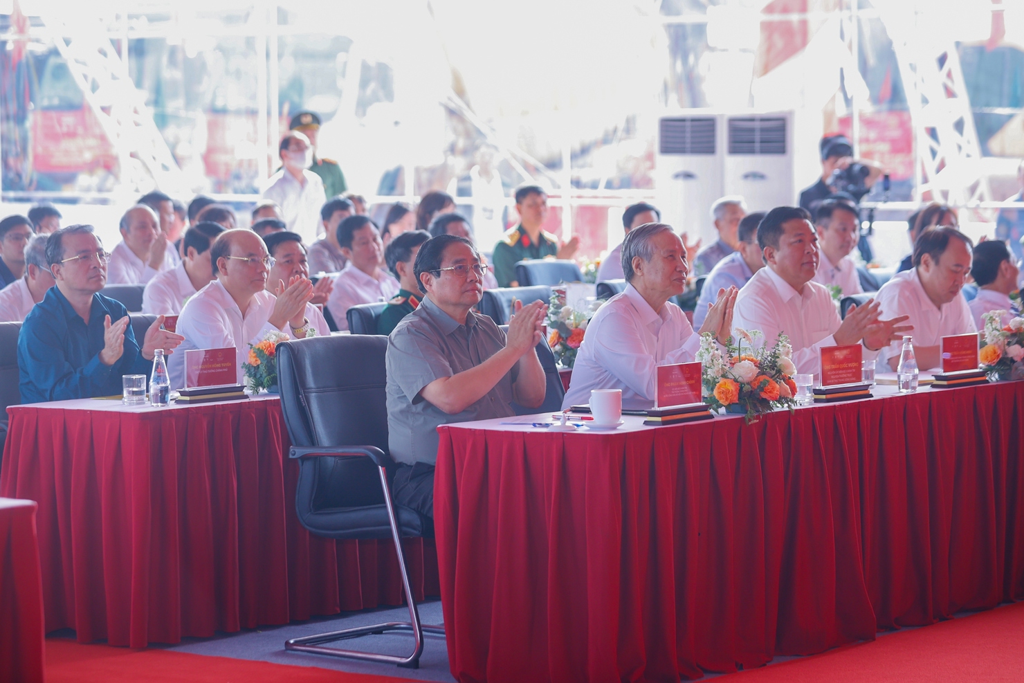 Thủ tướng Phạm Minh Chính và các đại biểu dự lễ khởi công tuyến cao tốc huyết mạch qua Thái Bình, bongdaso net Định. Ảnh: VGP/Nhật Bắc