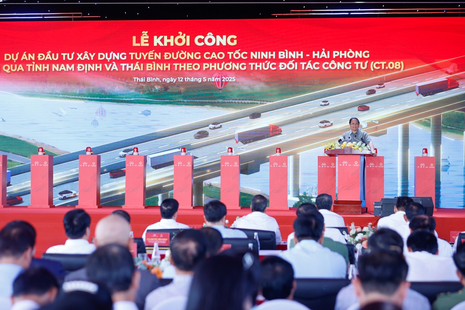 Theo Thủ tướng, muốn làm giàu, phát triển công nghiệp thì phải làm đường. Ảnh: VGP/Nhật Bắc