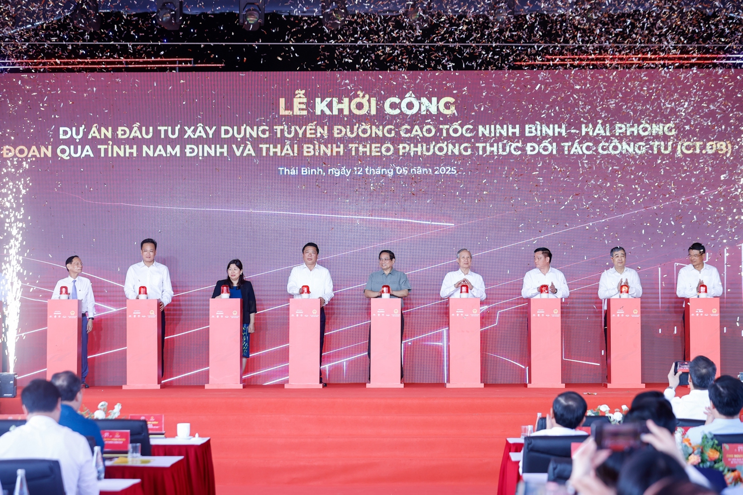 Thủ tướng Phạm Minh Chính và các đại biểu thực hiện nghi thức khởi công dự án. Ảnh: VGP/Nhật Bắc