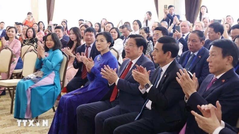 Bà Ngô Phương Ly, Phu nhân Tổng Bí thư Tô Lâm và các đại biểu tham dự buổi gặp gỡ. (Ảnh: TTXVN).