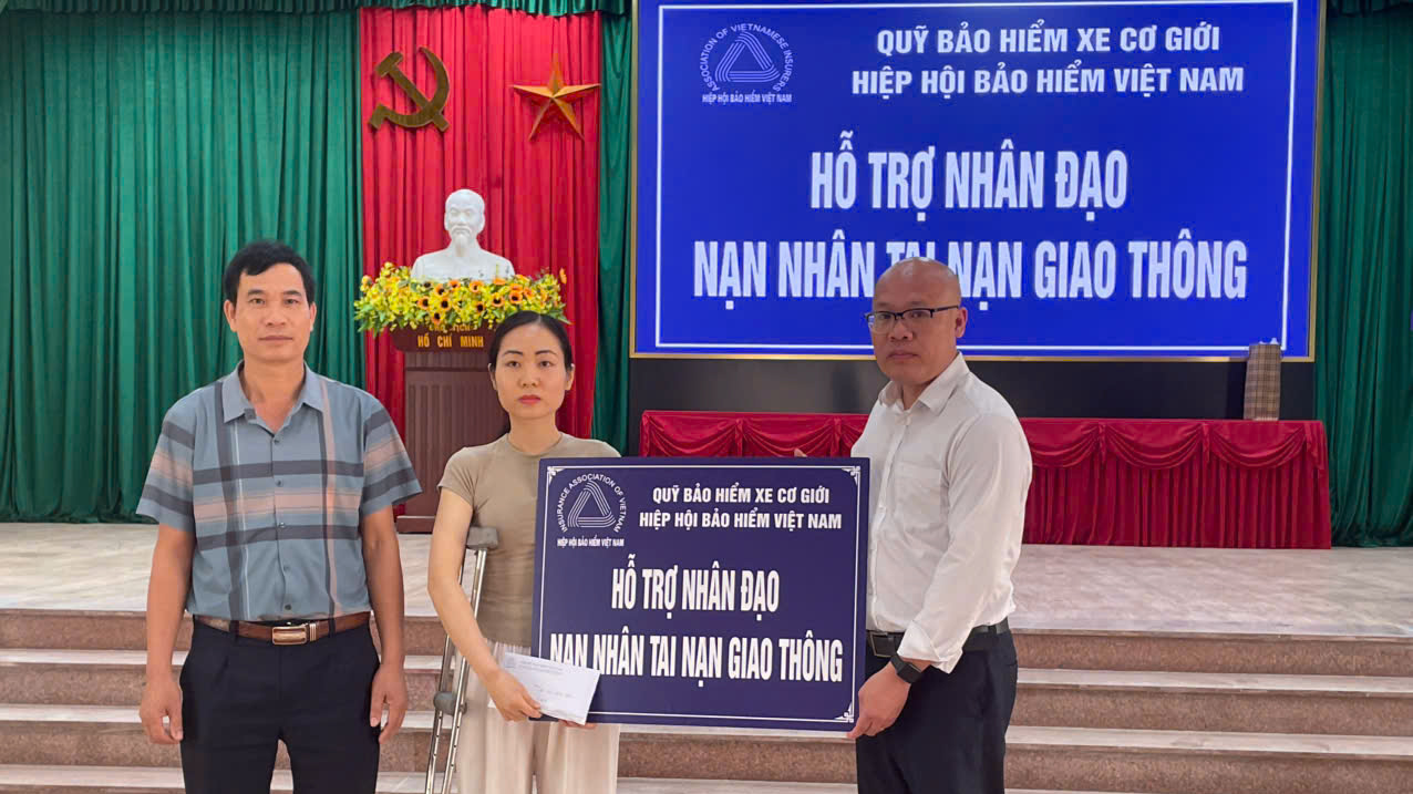 Đại diện Quỹ Bảo hiểm xe cơ giới trao hỗ trợ nhân đạo cho gia đình nạn nhân.