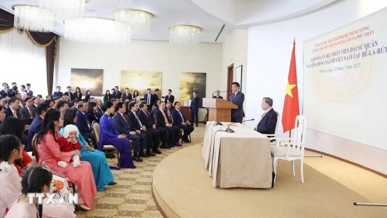 Tổng Bí thư Tô Lâm nói chuyện thân mật với cán bộ, nhân viên Đại sứ quán và đại diện cộng đồng người Việt tại bongdaso vn. (Ảnh: TTXVN).