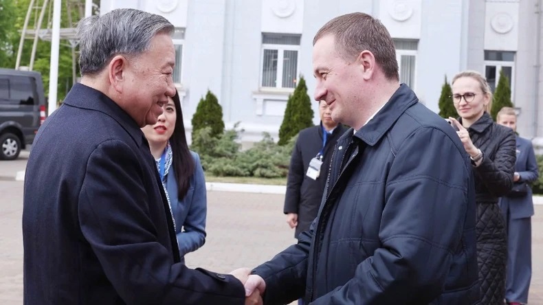 Thủ tướng Belarus Aleksandr Turchin (phải) đón Tổng Bí thư Tô Lâm đến thăm Nhà máy Máy kéo Minsk. (Ảnh: Thống nhất - TTXVN).