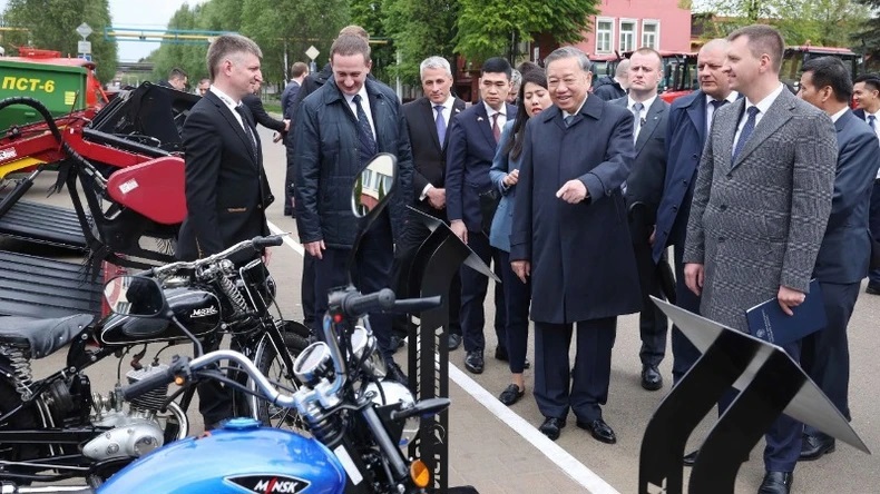 Tổng Bí thư Tô Lâm và Thủ tướng Belarus Aleksandr Turchin thăm Nhà máy máy kéo Minsk. (Ảnh: Thống Nhất – TTXVN).