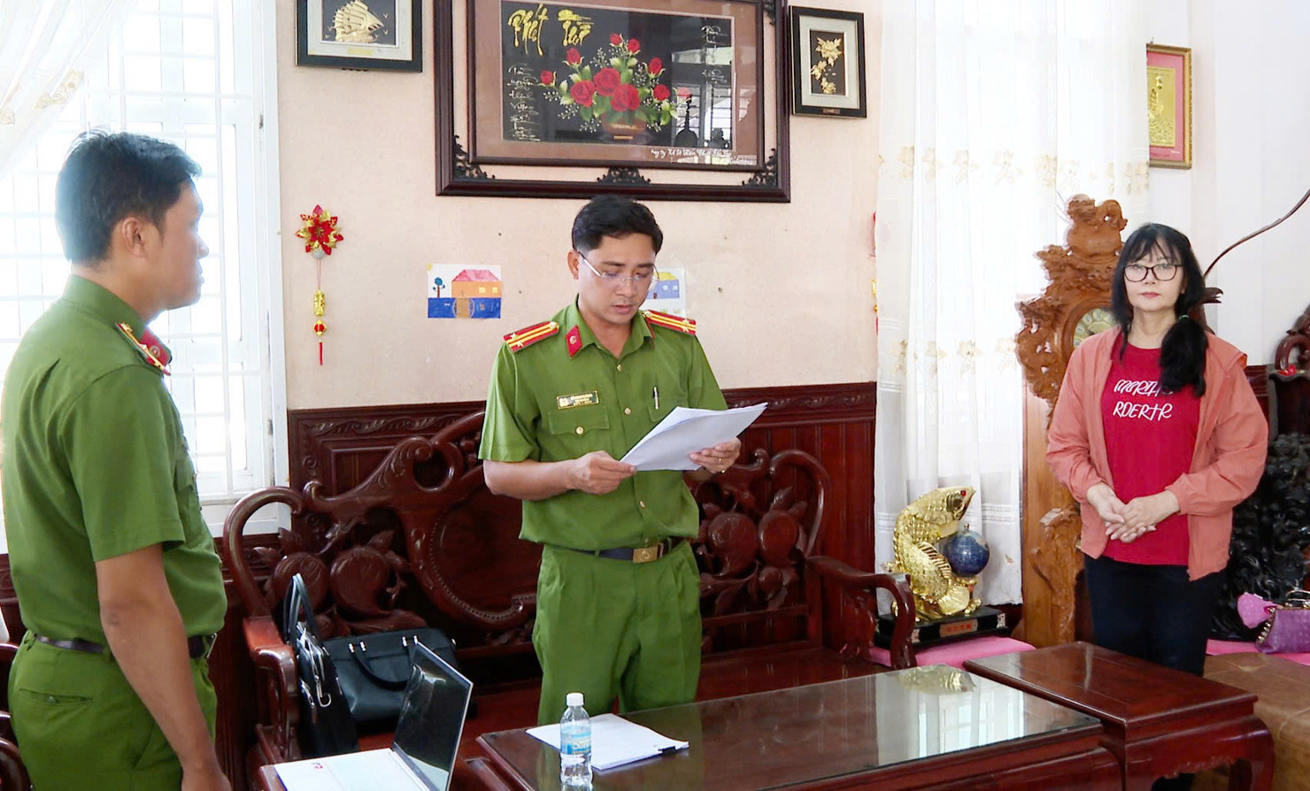 Tống đạt các quyết định và lệnh với Nguyễn Ngọc Thúy (ảnh: Công an Bạc Liêu cung cấp)