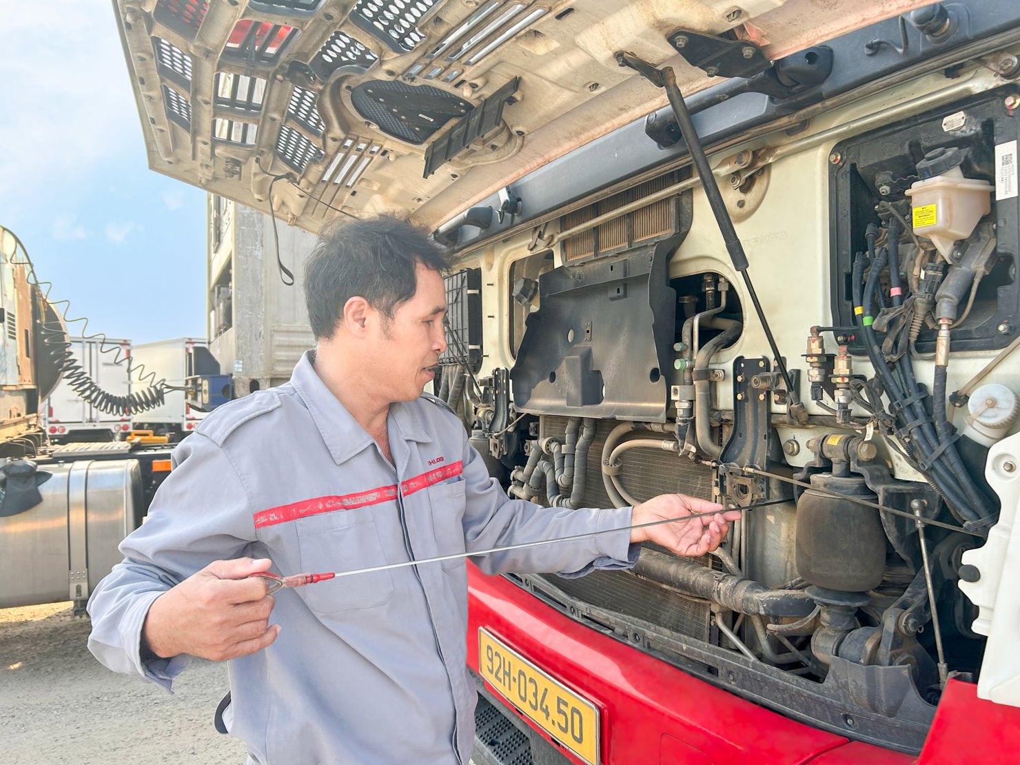 Anh Châu Ngọc Phương - Nhân viên lái xe nông sản kiểm tra phương tiện trước khi bắt đầu hành trình