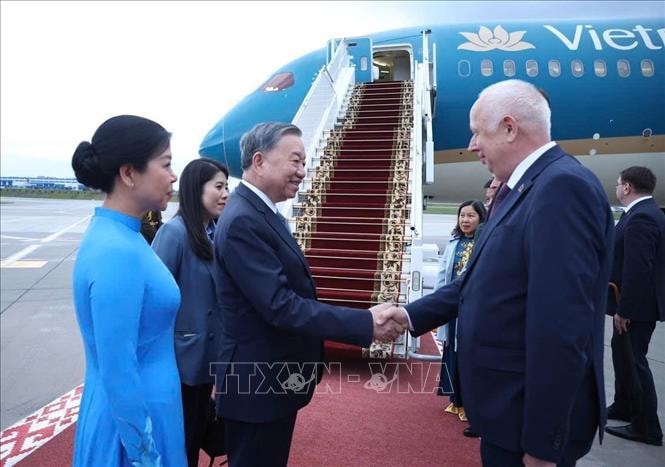 Phó Thủ tướng Belarus Anatoly Sivak tiễn Tổng Bí thư Tô Lâm và Phu nhân tại sân bay quốc tế Minsk. Ảnh: Thống Nhất/TTXVN. 