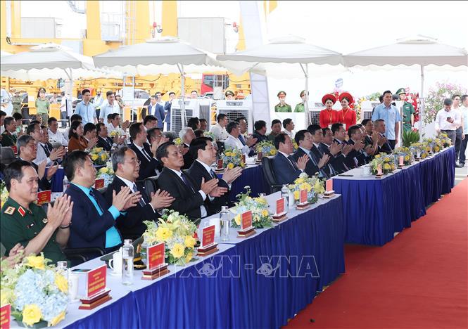 Chủ tịch nước Lương Cường với các đại biểu dự Lễ khánh thành Cảng container quốc tế TIL Cảng Hải Phòng - HTIT (Bến số 3, số 4 - Khu bến cảng Lạch Huyện)