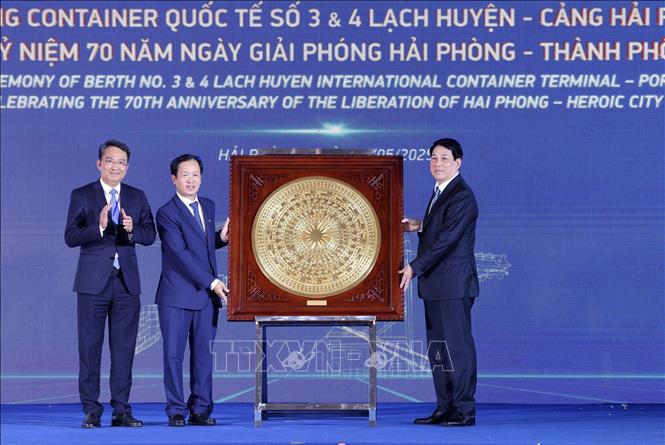 Chủ tịch nước Lương Cường tặng quà động viên Công ty Cảng Hải Phòng