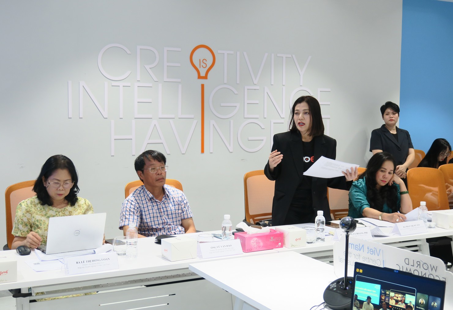 B&agrave; Trương L&yacute; Ho&agrave;ng Phi đề xuất điều chỉnh quy định để khuyến kh&iacute;ch đầu tư tư nh&acirc;n, hỗ trợ c&aacute;c doanh nghiệp lớn th&agrave;nh lập trung t&acirc;m đổi mới s&aacute;ng tạo tại c&aacute;c khu vực ph&ugrave; hợp, kh&ocirc;ng nhất thiết nằm trong khu c&ocirc;ng nghệ cao. Ảnh: Đức Mỹ