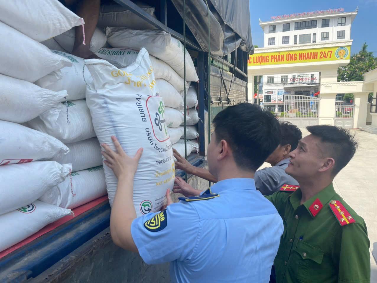 Lực lượng QLTT và Công an tỉnh Nghệ An kiểm tra phương tiện.