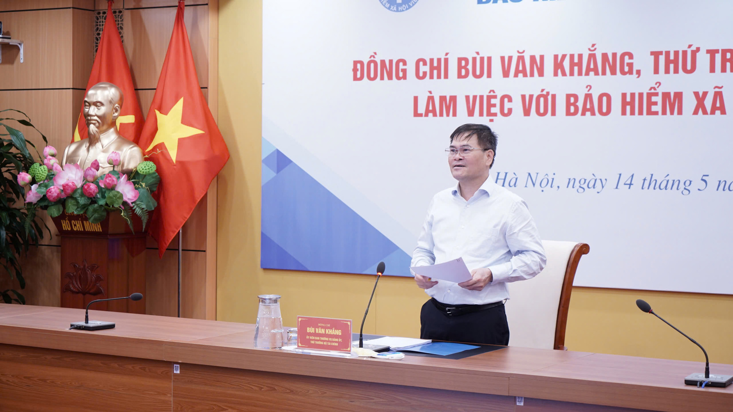 Thứ trưởng Bùi Văn Khắng yêu cầu, toàn hệ thống Bảo hiểm xã hội Việt Nam tiếp tục nỗ lực, quyết tâm, phấn đấu hoàn thành tốt các nhiệm vụ được giao.