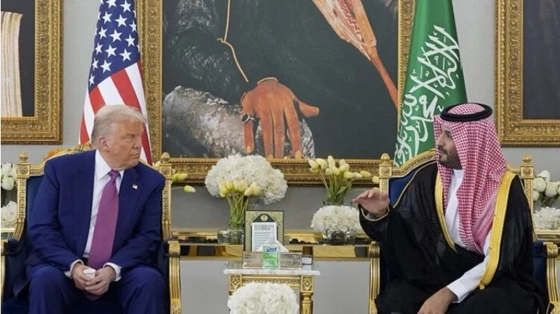Thái tử Saudi Arabia Mohammed bin Salman Al Saud trao đổi cùng Tổng thống Mỹ Donald Trump, ngày 13/5/2025. (Ảnh: The White House).