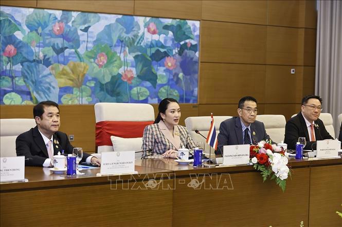 Thủ tướng Thái Lan Paetongtarn Shinawatra thông báo với Chủ tịch Quốc hội mục đích chuyến thăm Việt Nam lần này là đồng chủ trì Kỳ họp nội các chung lần thứ 4 giữa hai nước, trao đổi với các nhà lãnh đạo Việt Nam về các biện pháp tăng cường hợp tác giữa hai nước thời gian tới - Ảnh: TTXVN