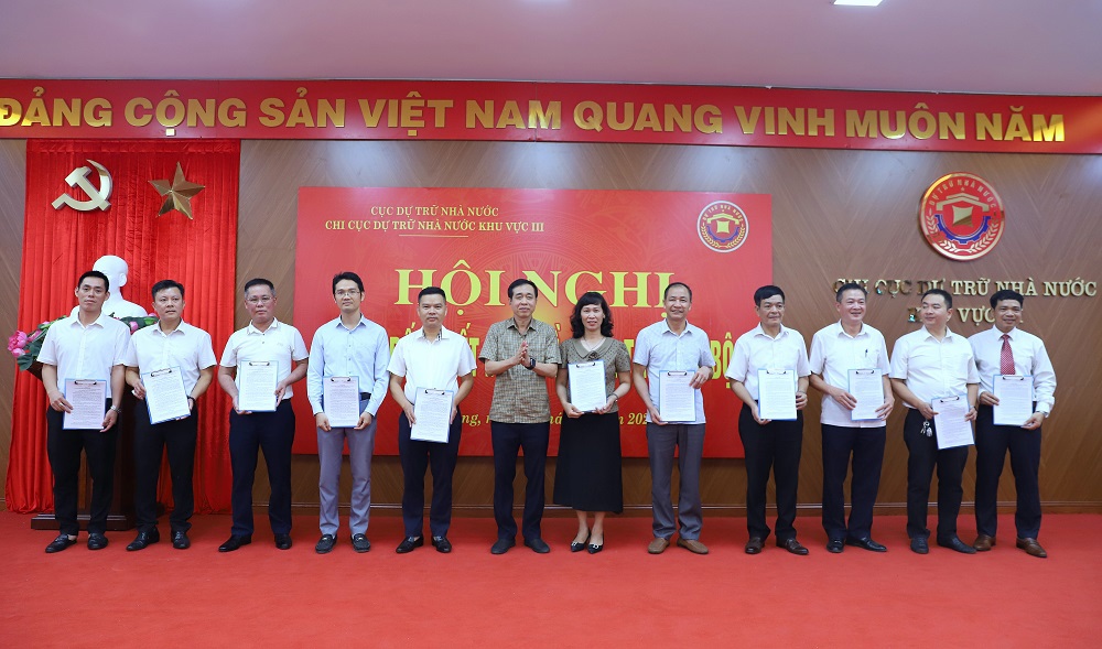 Ông Lê Văn Dương - Chi cục trưởng Chi cục DTNN khu vực III đã trao quyết định và tặng hoa chúc mừng các công chức được bổ nhiệm.