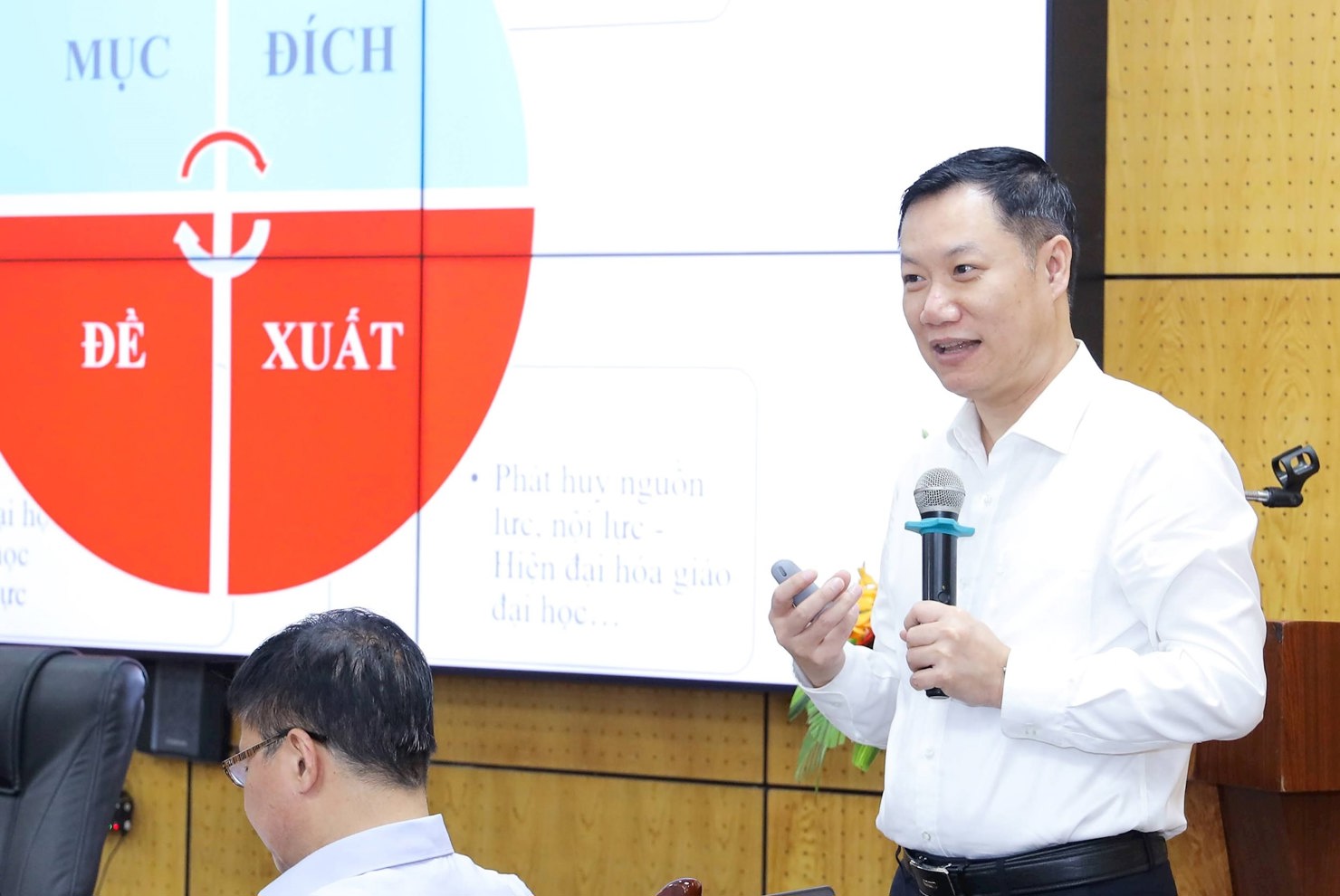 Vụ trưởng Vụ Giáo dục đại học Nguyễn Tiến Thảo báo cáo tại tọa đàm
