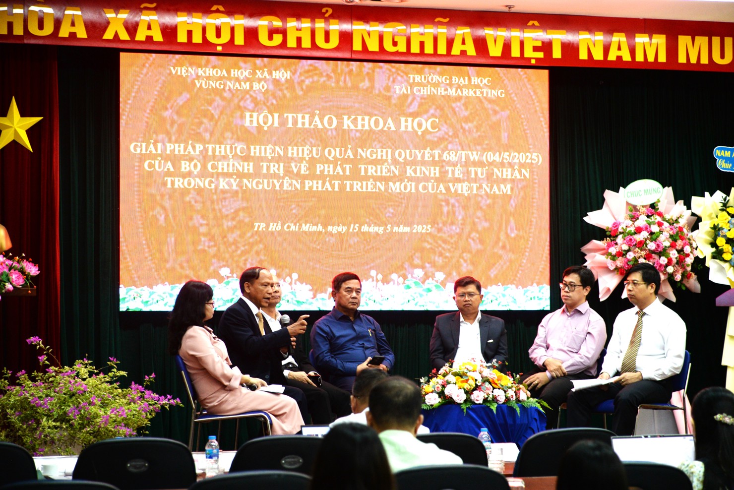 Diễn giả trình bày tại Phiên 1. Ảnh: UMF