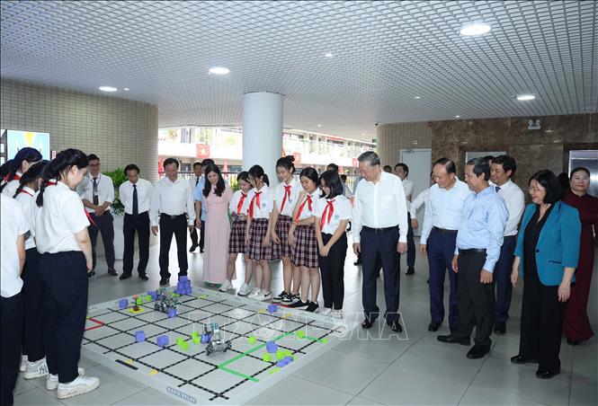 Tổng Bí thư thăm phòng thực hành giáo dục STEM của Trường THCS Cầu Giấy - Ảnh: TTXVN. 