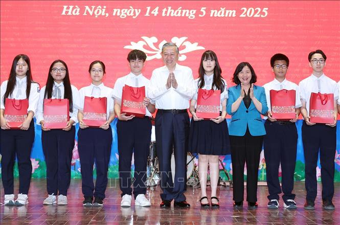 Tổng Bí thư tặng học bổng cho học sinh xuất sắc Trường THPT Chuyên Hà Nội- Amsterdam. Ảnh: TTXVN. 