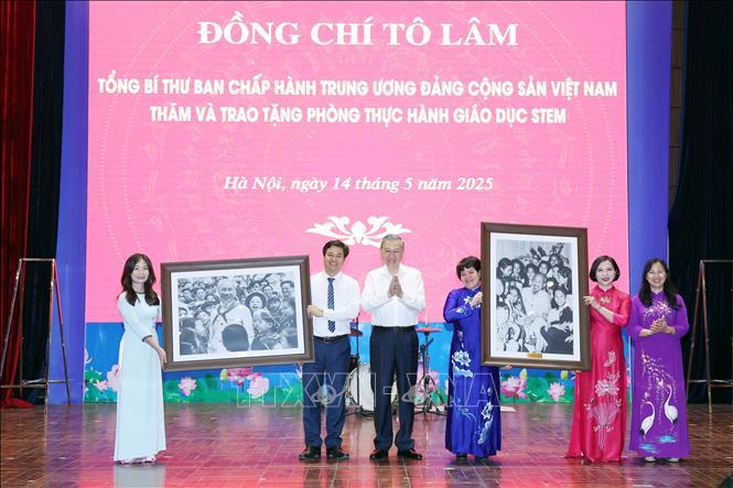 Tổng Bí thư tặng ảnh Chủ tịch Hồ Chí Minh cho Trường THPT Chuyên Hà Nội- Amsterdam và Trường THCS Cầu Giấy - Ảnh: TTXVN. 