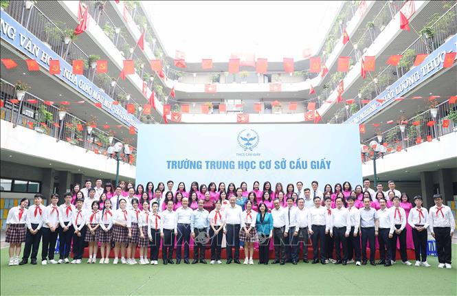 Tổng Bí thư và đại biểu với cán bộ, giáo viên, học sinh Trường THCS Cầu Giấy - Ảnh: TTXVN. 