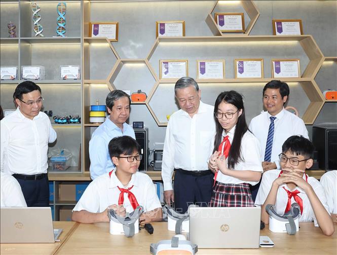 Tổng Bí thư thăm phòng thực hành giáo dục STEM của Trường THCS Cầu Giấy - Ảnh: TTXVN.