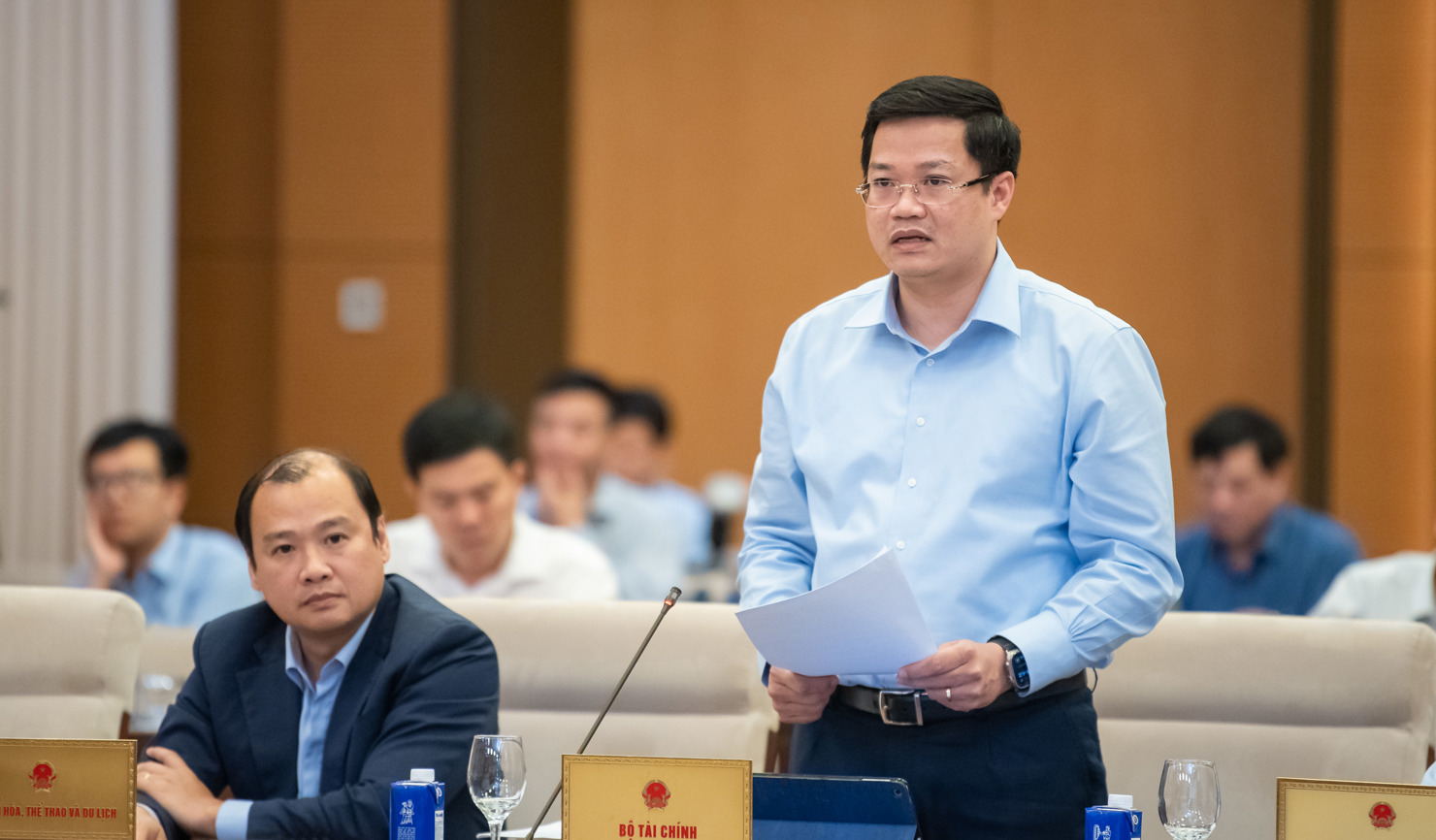 Thứ trưởng Bộ Tài chính Nguyễn Đức Tâm báo cáo tại phiên họp.