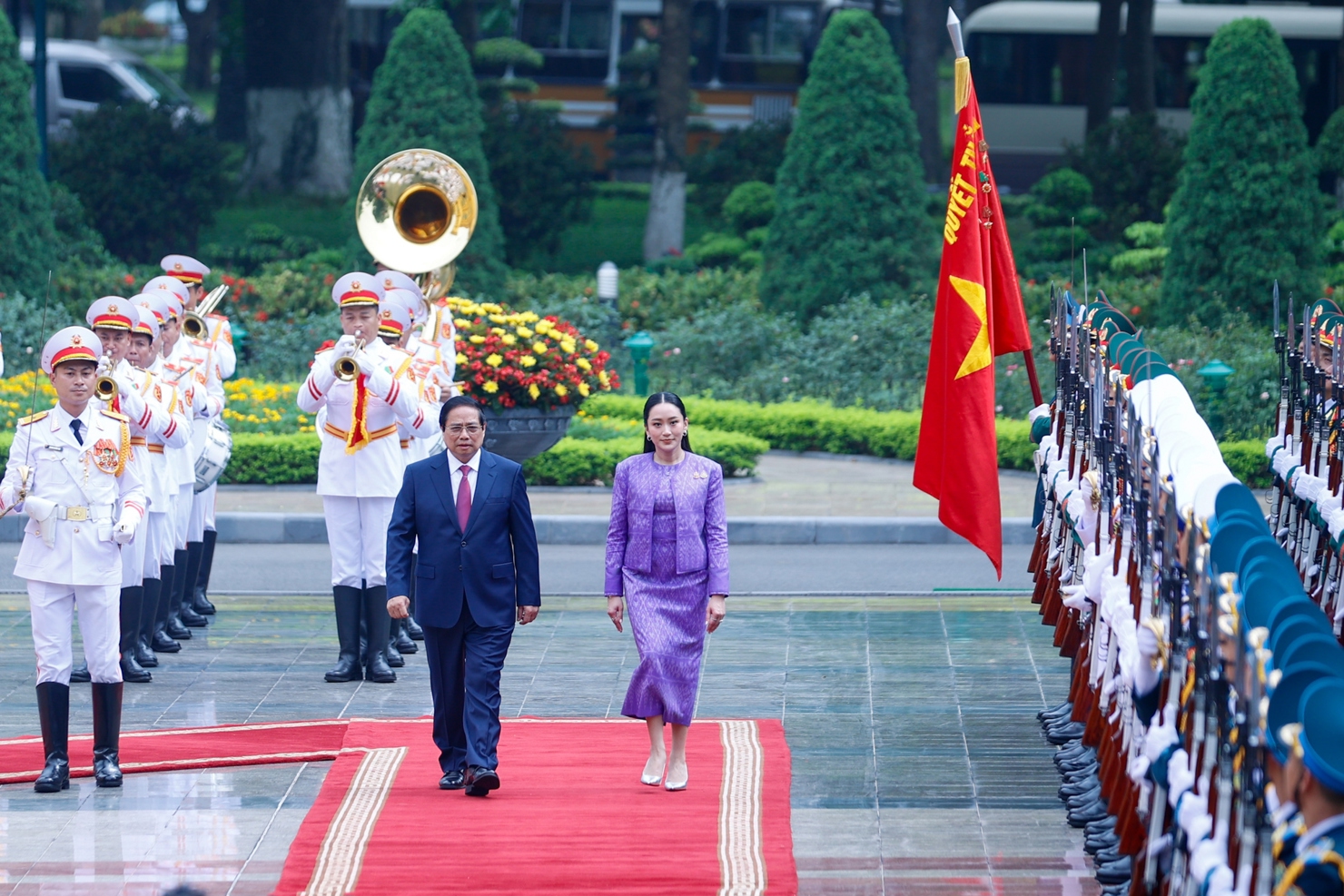 Thủ tướng Phạm Minh Chính và Thủ tướng Paetongtarn Shinawatra duyệt Đội Danh dự Quân đội nhân dân Việt Nam. Ảnh: VGP/Nhật Bắc