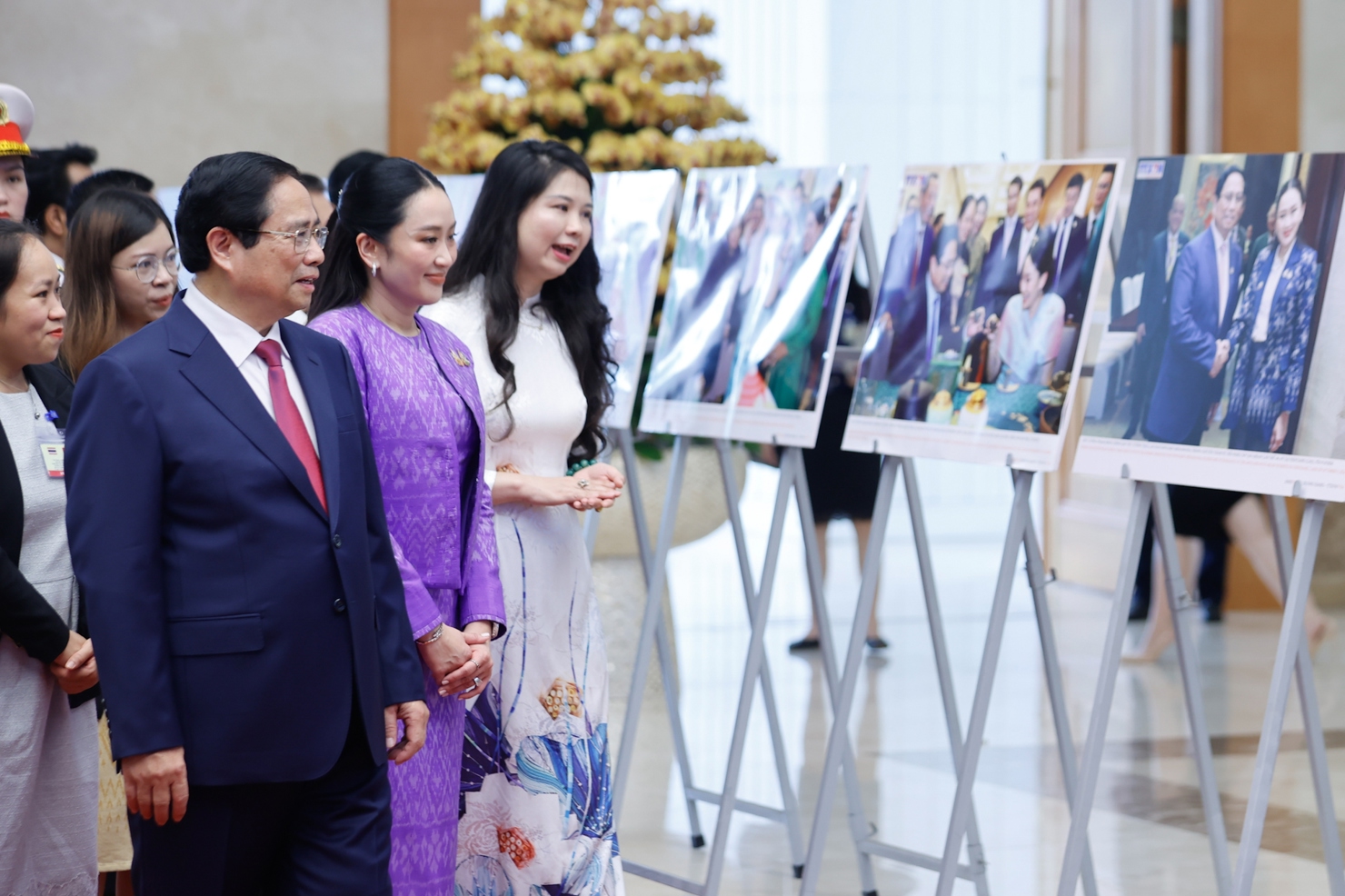 Thủ tướng Phạm Minh Chính và Thủ tướng Paetongtarn Shinawatra tham quan trưng bày ảnh về đất nước, con người và quan hệ tốt đẹp Việt Nam - Thái Lan. Ảnh: VGP/Nhật Bắc