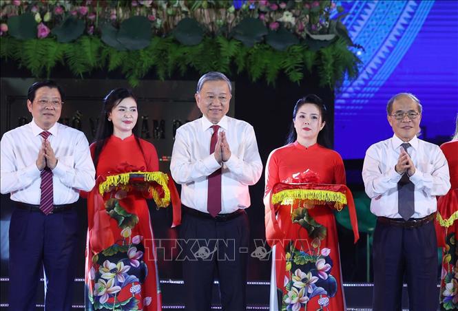 Tổng Bí thư Tô Lâm và các đại biểu thực hiện nghi thức cắt băng khánh thành tượng “Bác Hồ về thăm quê” - Ảnh: TTXVN. 