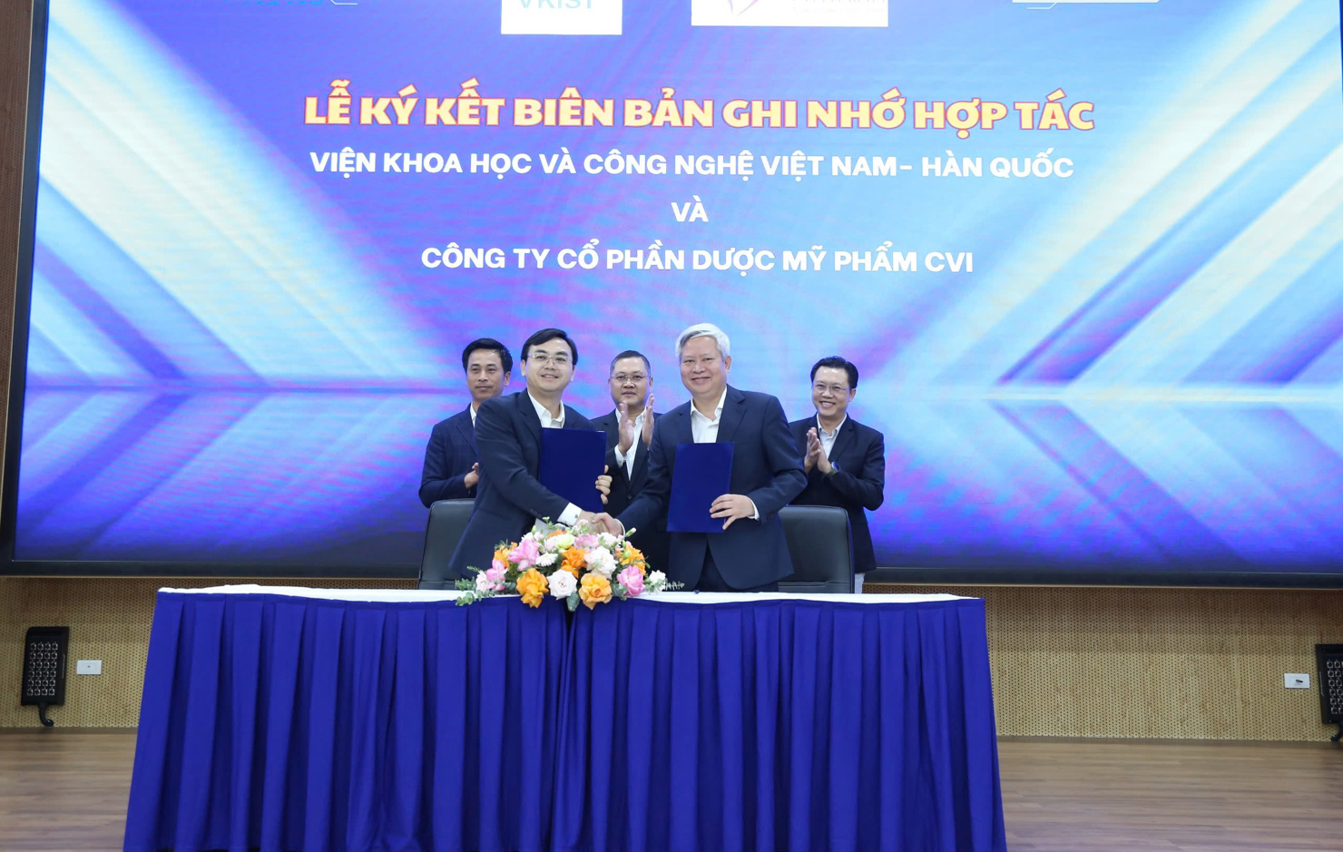 Lễ K&yacute; kết bi&ecirc;n bản ghi nhớ (MOU) v&agrave; hợp đồng chuyển giao c&ocirc;ng nghệ l&agrave; điểm nhấn của sự kiện. Ảnh: Quang H&ugrave;ng