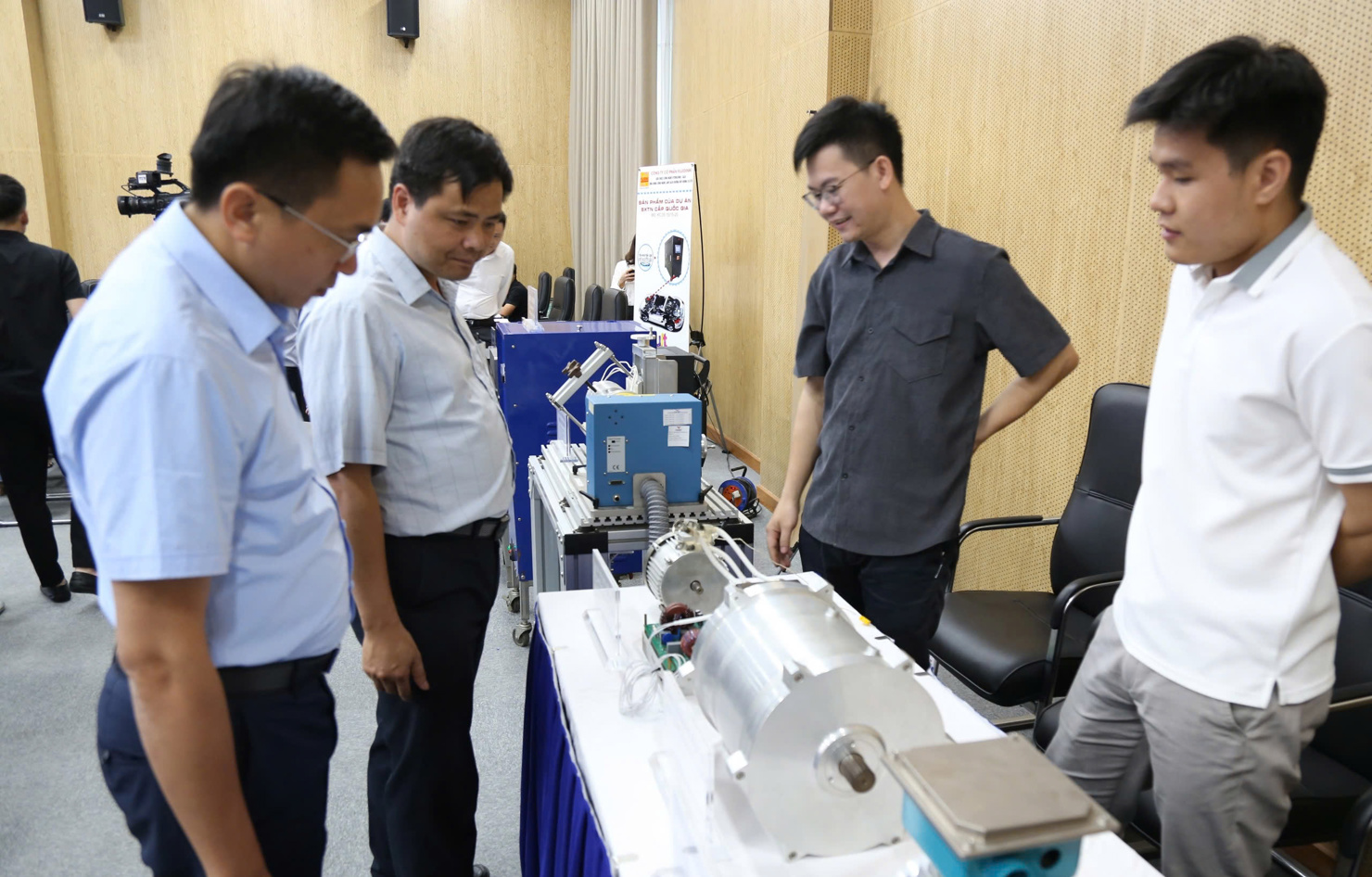 C&aacute;c đại biểu tham quan khu trưng b&agrave;y sản phẩm, c&ocirc;ng nghệ tại sự kiện. Ảnh: Quang H&ugrave;ng
