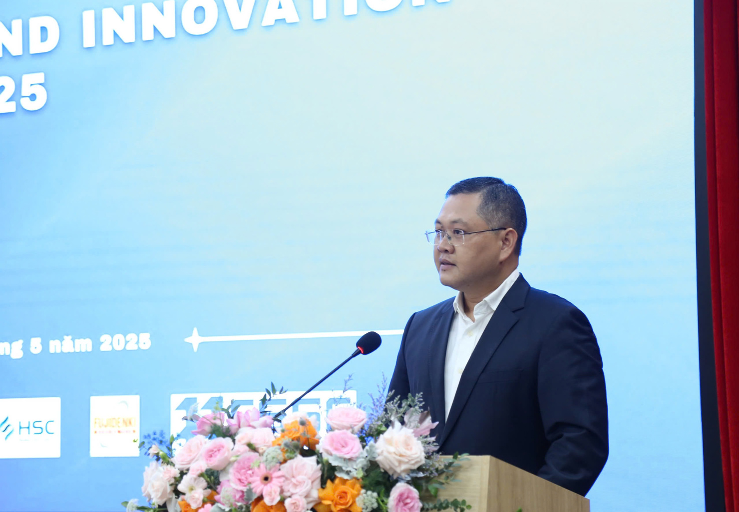 TS. Vũ Xu&acirc;n H&ugrave;ng - Trưởng Ban Quản l&yacute; c&aacute;c Khu C&ocirc;ng nghệ cao v&agrave; Khu C&ocirc;ng nghiệp TP. H&agrave; Nội ph&aacute;t biểu khai mạc sự kiện. Ảnh: Quang H&ugrave;ng