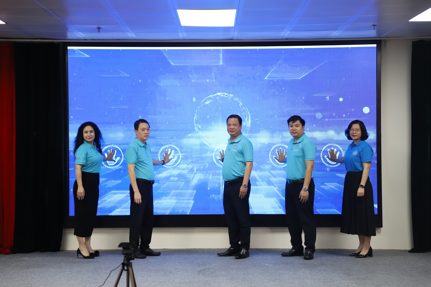 L&atilde;nh đạo Bảo hiểm x&atilde; hội bongdaso dữ liệu vực I v&agrave; c&aacute;c Tổ chức dịch vụ thu tr&ecirc;n địa b&agrave;n bấm n&uacute;t ph&aacute;t động Lễ ra qu&acirc;n hưởng ứng Th&aacute;ng vận động bảo hiểm x&atilde; hội to&agrave;n d&acirc;n.