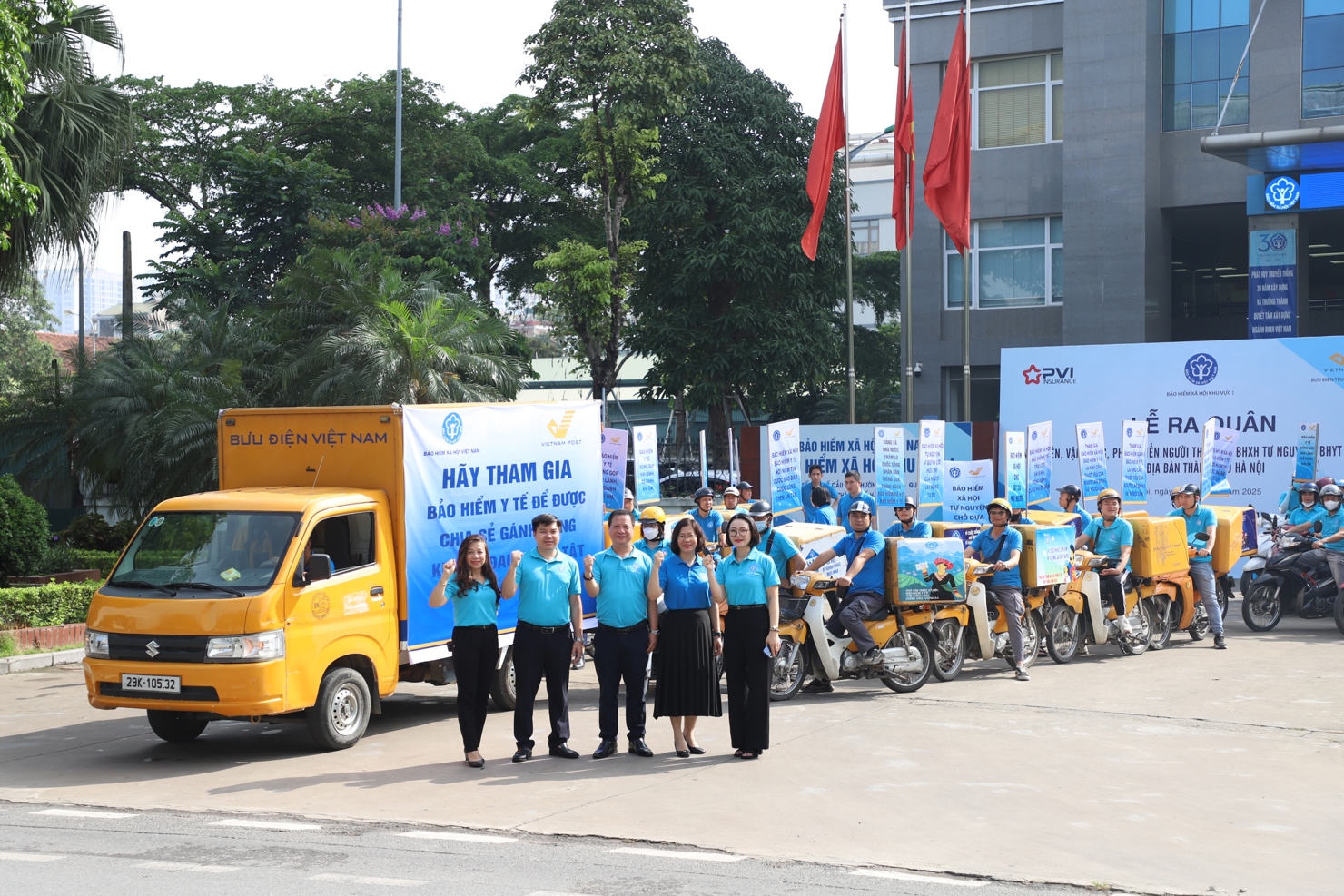 Đội h&igrave;nh roadshow truyền th&ocirc;ng đi qua c&aacute;c tuyến phố trung t&acirc;m H&agrave; Nội.