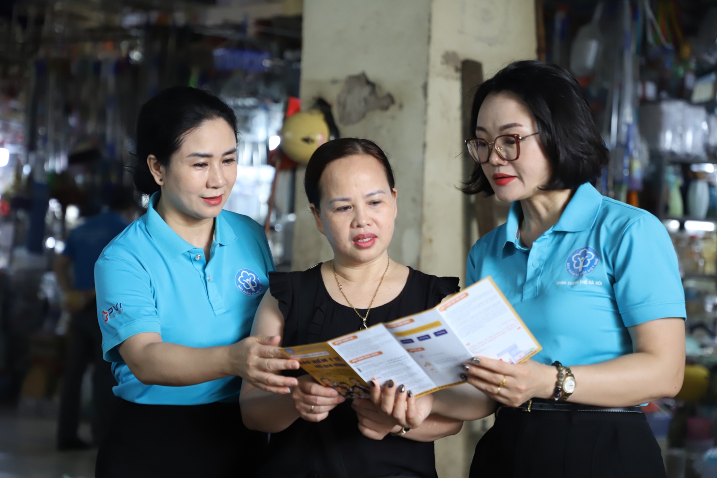 Người d&acirc;n chăm ch&uacute; lắng nghe tư vấn trực tiếp từ c&aacute;n bộ bảo hiểm x&atilde; hội bongdaso dữ liệu vực I.