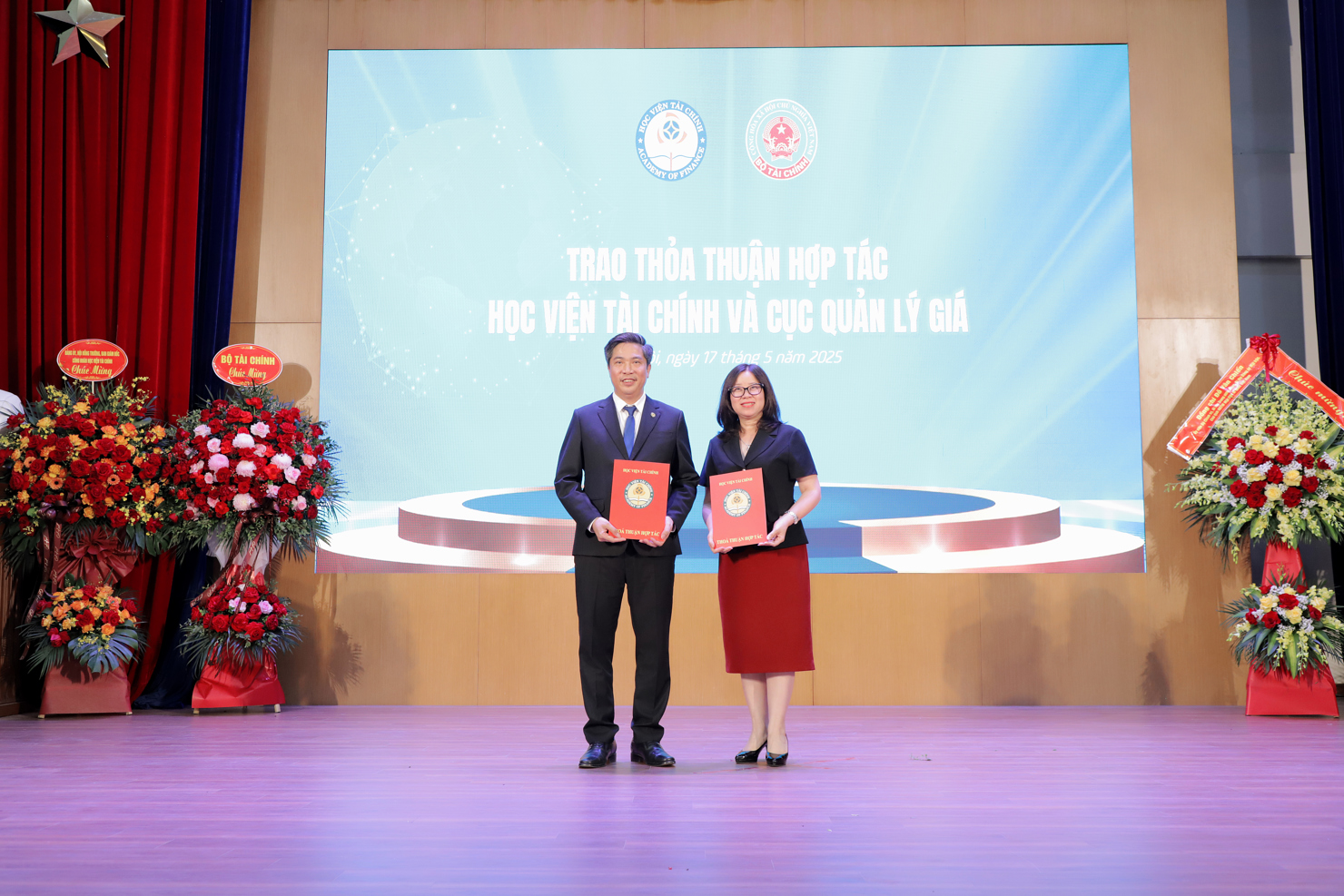 Học viện T&agrave;i ch&iacute;nh trao thỏa thuận hợp t&aacute;c với c&aacute;c đối t&aacute;c.