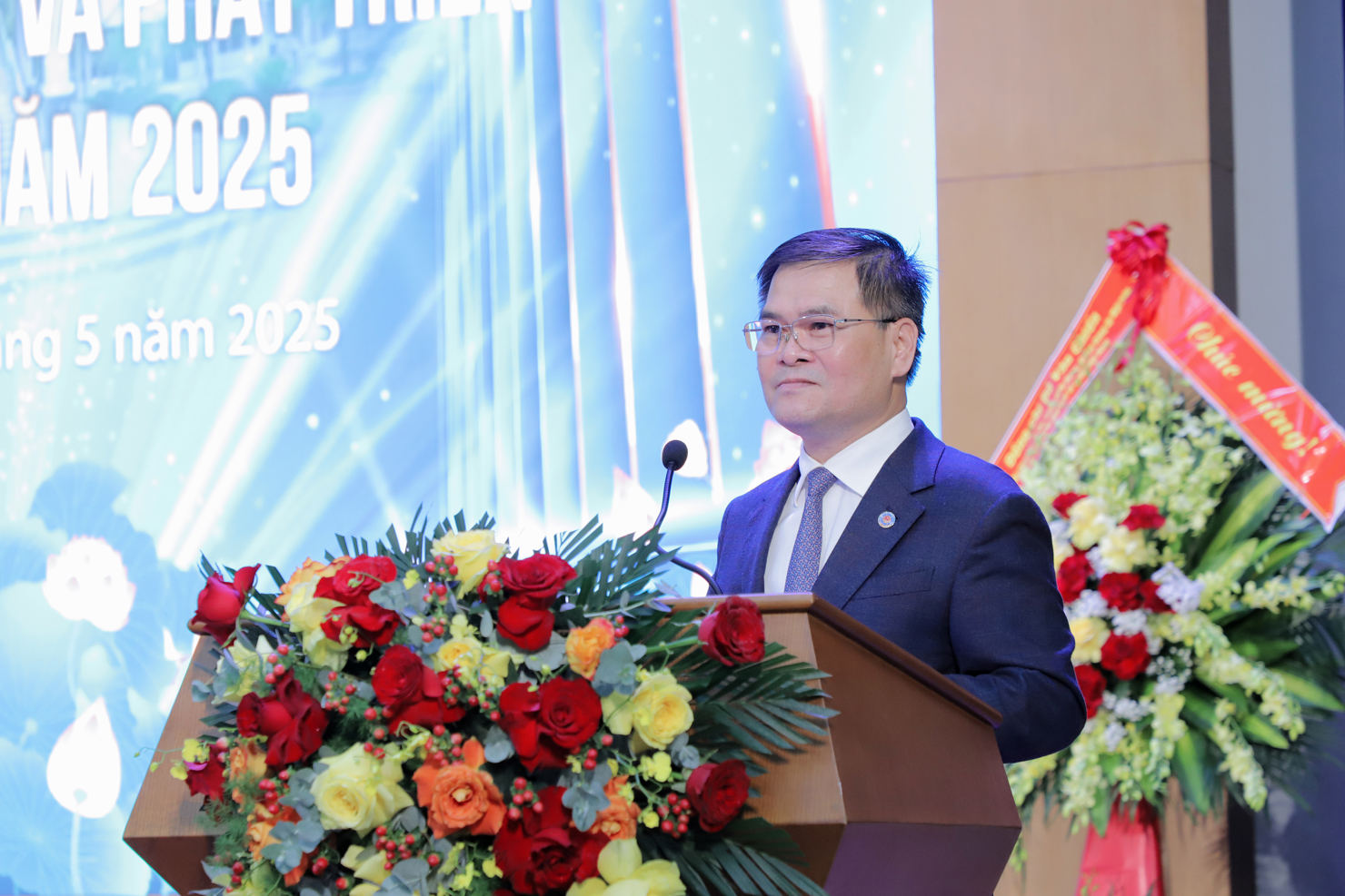 Thứ trưởng Bộ T&agrave;i ch&iacute;nh B&ugrave;i Văn Khắng ph&aacute;t biểu chỉ đạo tại Diễn đ&agrave;n.