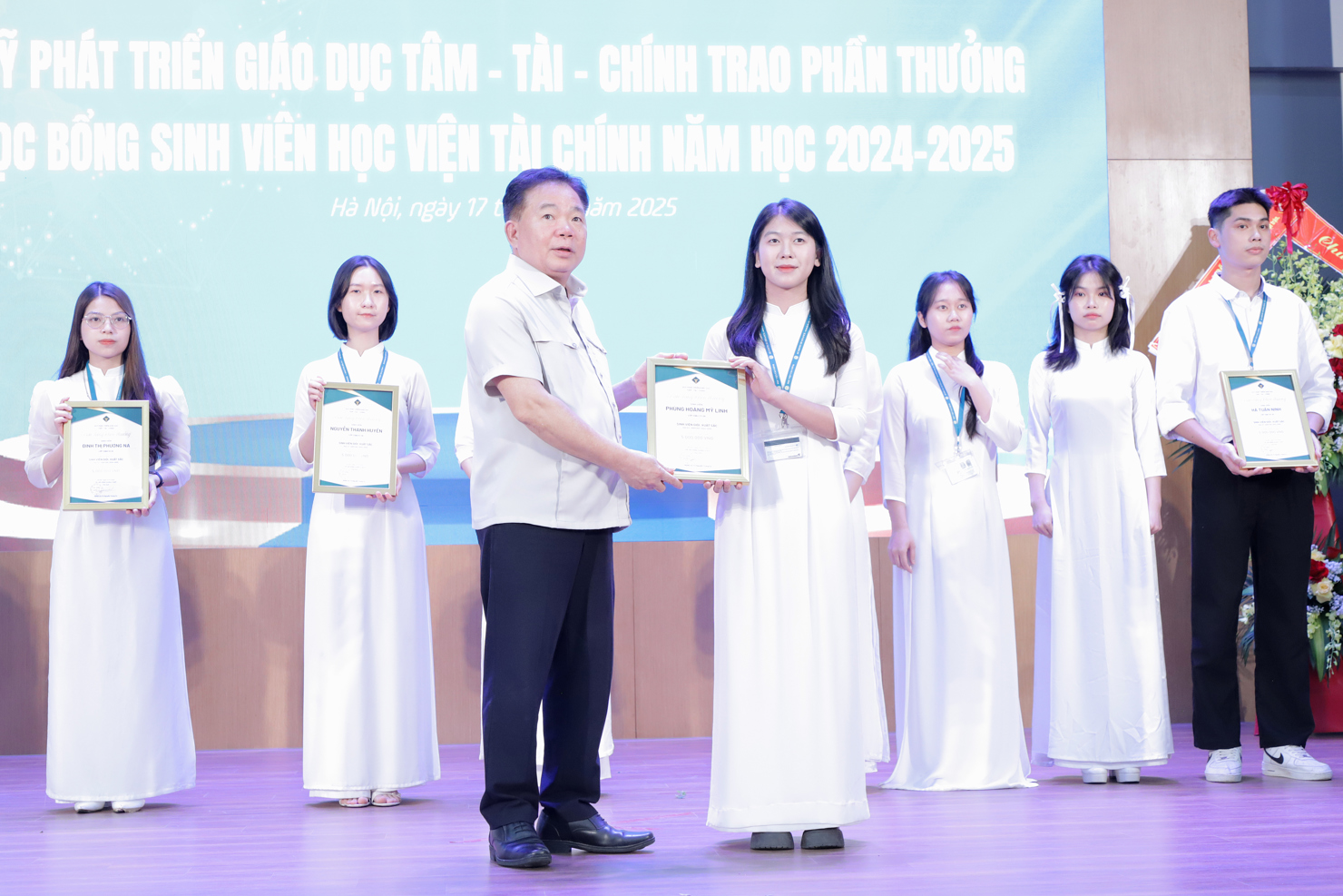 Trao học bổng cho c&aacute;c sinh vi&ecirc;n Học viện T&agrave;i ch&iacute;nh.