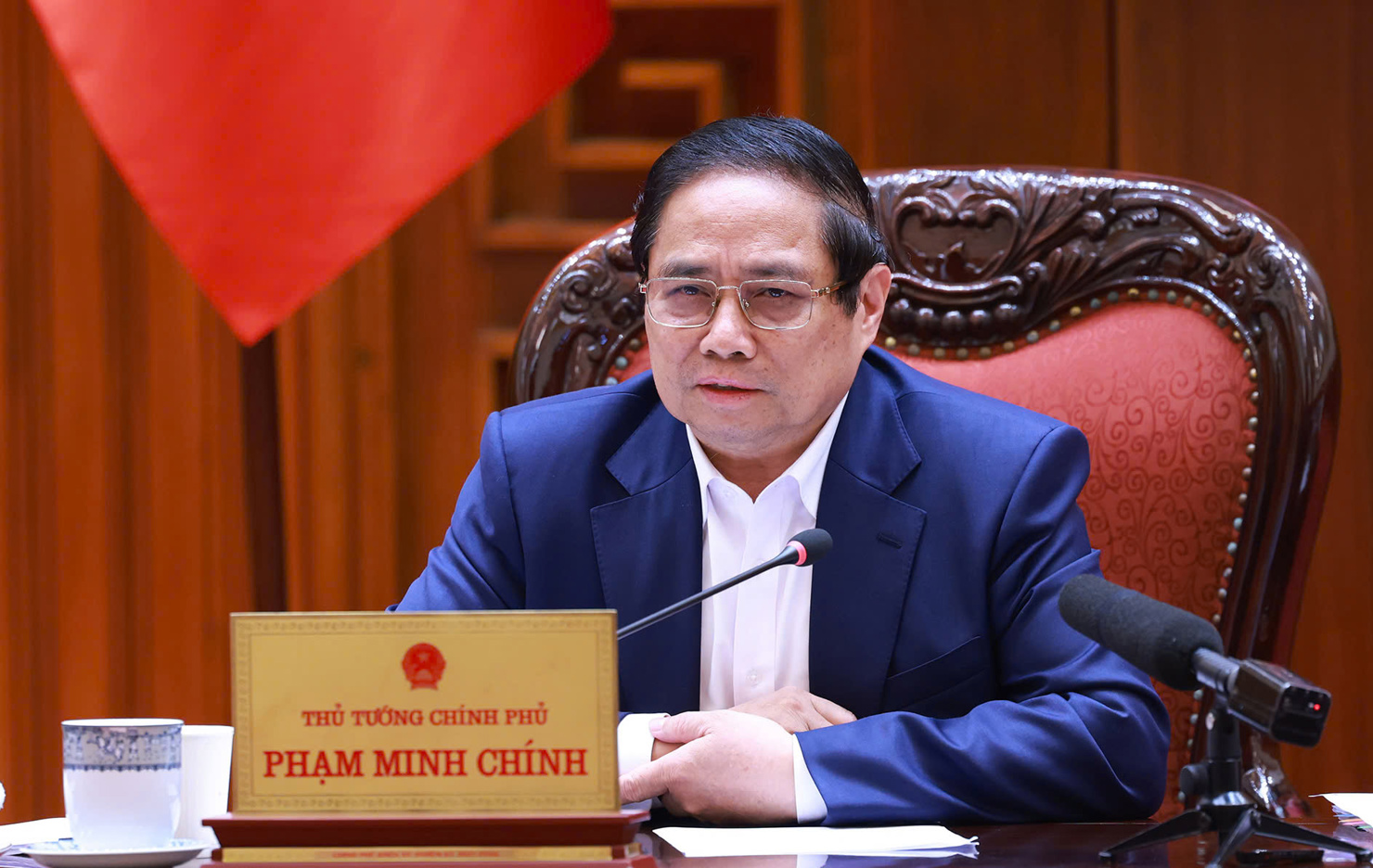 Thủ tướng Phạm Minh Chính nhấn mạnh Nghị quyết phải là điểm tựa để phát triển nhanh, bền vững lĩnh vực y tế và giáo dục. Ảnh: VGP