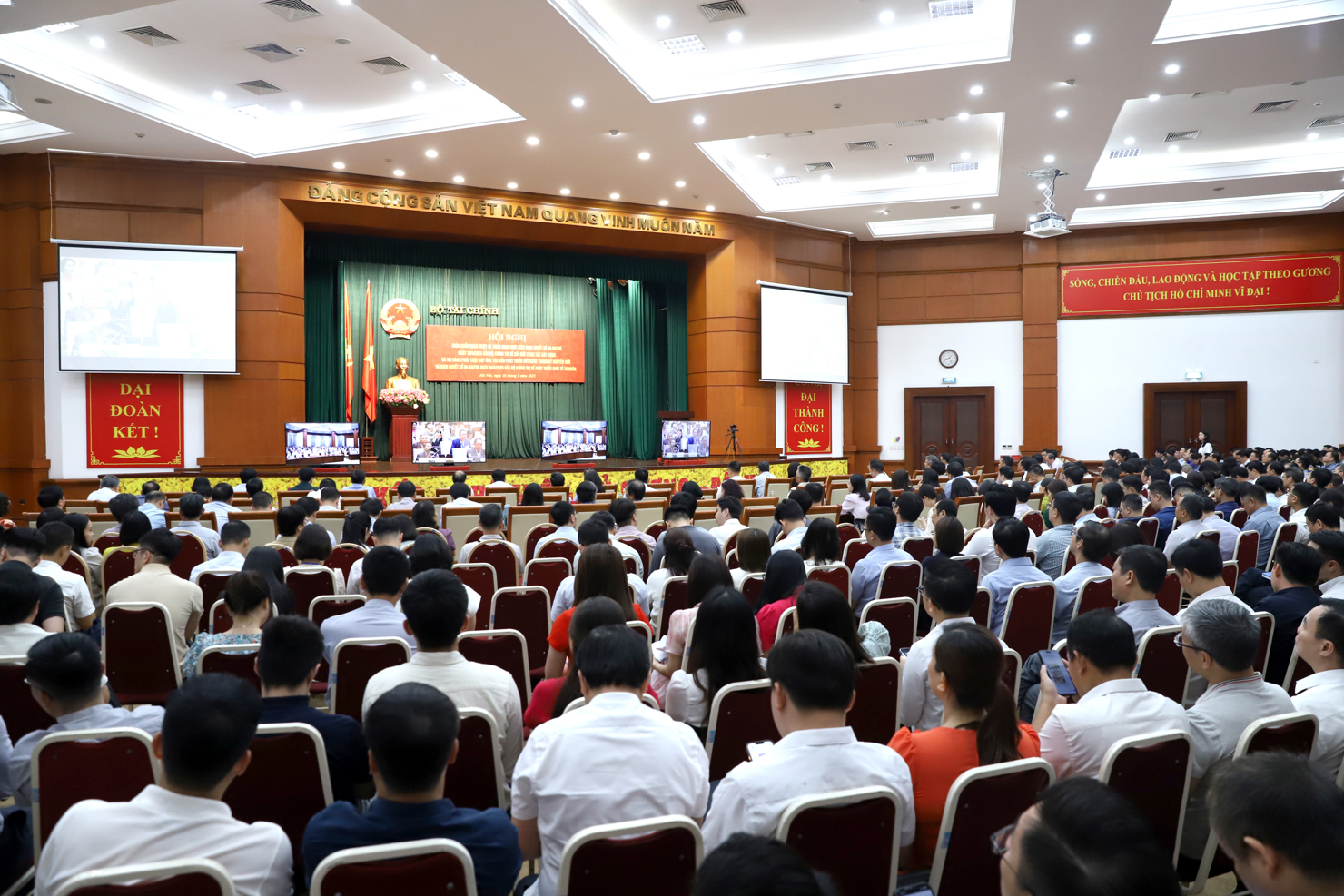Điểm cầu Bộ T&agrave;i ch&iacute;nh c&oacute; khoảng 800 c&aacute;n bộ, đảng vi&ecirc;n tham dự.